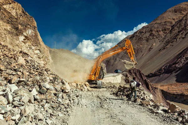 Ladakh India September 2011 Excavator Cleaning Road Landslide Himalayas 拉达克 — 图库照片