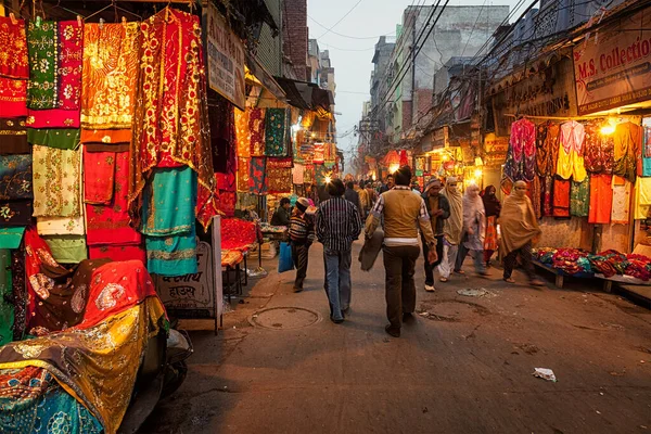 デリー インド 2010年1月2日 夜のチトリ カバール バザール市場通りの人々 — ストック写真