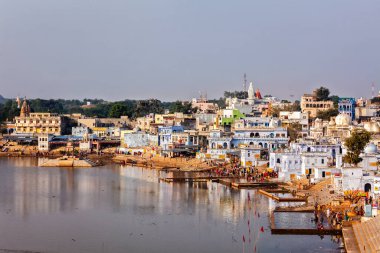 PUSHKAR, INDIA - NOVEMBER 20, 2012: Hindu hacılar kutsal Puskhar Sagar gölünde hacı banyosu, Pushkar, Rajasthan. Pushkar Hinduistler için kutsal bir şehirdir ve birçok Hindu tapınağı ile ünlüdür.
