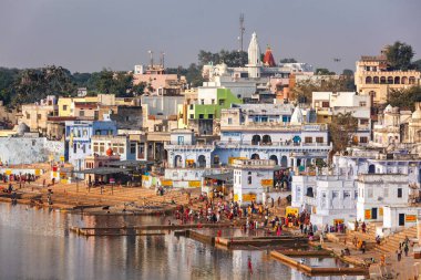 PUSHKAR, INDIA - NOVEMBER 20, 2012: Hindu hacılar kutsal Puskhar Sagar gölünde hacı banyosu, Pushkar, Rajasthan. Pushkar Hinduistler için kutsal bir şehirdir ve birçok Hindu tapınağı ile ünlüdür.