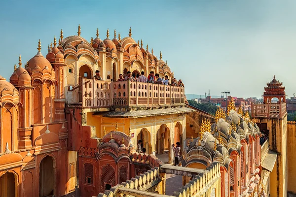 Jaipur インド 2012年11月18日 観光客がハワマハル宮殿 風の宮殿 を訪れる有名なラジャスタン州観光ランドマーク — ストック写真