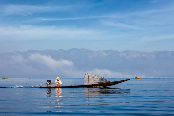 Мьянма Достопримечательностью Туристов Традиционный Бирманский Рыбак Рыболовной Сетью Озере Инле — стоковое фото