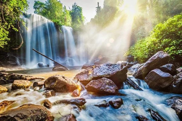 Tropischer Wasserfall Phnom Kulen Mit Sonnenstrahlen Kambodscha — Stockfoto