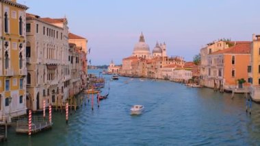 Ponte dellaccademia köprüsünden gün batımında tekneler ve Santa Maria della Salute kilise ile Venedik Grand Canal Panoraması. Venedik, İtalya