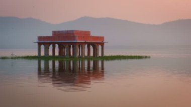 Jaipur 'da gün doğumunda ünlü Hint turist tarihi Jal Mahal Su Sarayı. Etraftaki ördekler ve kuşlar dingin sabahın tadını çıkarıyorlar. Jaipur, Rajasthan, Hindistan