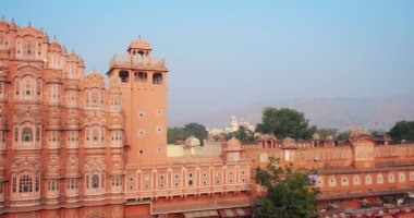 Hindistan 'ın başkenti Rajasthan' daki ünlü Hint turist şehri Hawa Mahal ya da Rüzgarlar Sarayı. Hawa Mahal, Rajputana mimarisinin vücut bulmuş halidir. Kamera yatay kaydırma