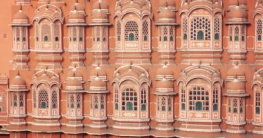 Hindistan 'ın Rajasthan kentindeki Jaipur şehrindeki ünlü Hint turist şehri Hawa Mahal veya Rüzgarlar Sarayı' nın cephesi. Hawa Mahal, Rajputana mimarisinin vücut bulmuş halidir. Kamera yatay kaydırma