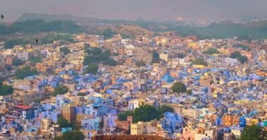 Jodhpur 'un ünlü turistik binaları - Mavi Şehir ve kuşlar, Mehrangarh Kalesi, Rajasthan, Hindistan manzaralı. Kamera yakınlaştır
