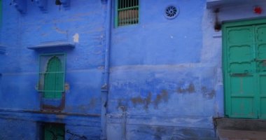 Ünlü Mavi Şehir Jodhpur 'daki mavi boyanmış evin dışı. Jodhpur, Rajasthan, Hindistan.