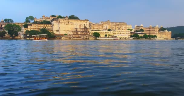 乌代普尔市故宫座落在皮科胡拉湖畔 拉贾斯坦邦梅瓦尔王朝统治者的拉贾普建筑 客轮正向侧边驶去 印度Udaipur — 图库视频影像