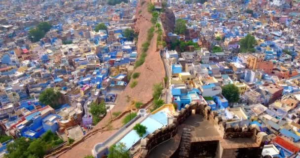 有名な観光ランドマークJodhpurの家 青の街 インドのラジャスタン州のMehrangarh Fortからの眺め カメラ縦型パン — ストック動画
