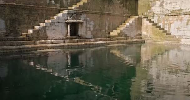 位于印度拉贾斯坦邦Jodhpur的Toorji Jhalra Baoli继井内的储水设施 阳光明媚的日子里 水面上的涟漪反射着池壁 — 图库视频影像