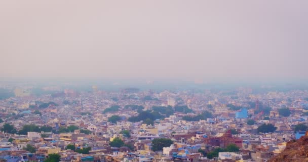 著名旅游胜地Jodhpur的房子 蓝色城市 Mehrangarh Fort和Jaswant Thada 从印度拉贾斯坦邦Mehrangarh Fort俯瞰 相机放大镜头 — 图库视频影像