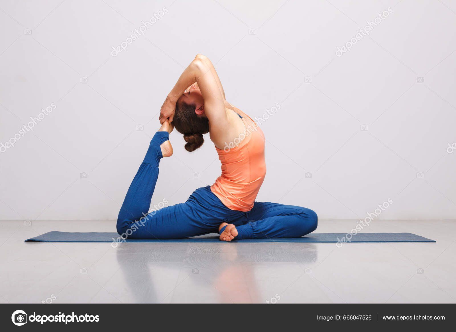 Kadının Hatha Yoga Asana Eka Pada Rajakapotasana Tek Bacaklı Kral stok  fotoğrafçılık ©DmitryRukhlenko, telifsiz resim #666047526