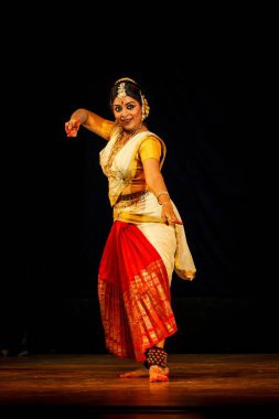 CHENNAI, INDIA - 31 AĞUSTOS 2009: Bharata Natyam (Bharatanatyam - klasik Hint dansı) performansı, Chennai, Tamil Nadu, Hindistan. Üs, Mahabharata destanının Draupadi karakterini oynar