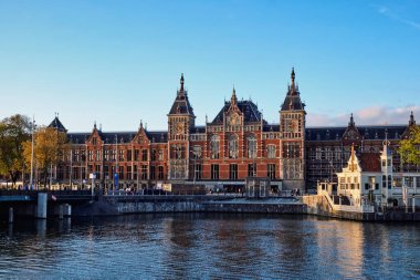 AMSTERDAM, NETHERLANDS - 9 Mayıs 2017: Amsterdam Centraal istasyonu Amsterdam 'ın en büyük tren istasyonudur. Gotik Rönesans Uyanışı binası 1889 'da inşa edildi.