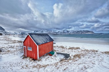 High Dynamic Range Hdr görüntüsünün kırmızı rorbu evin fiyort kumsalda döken. Skagsanden beach, Lofoten Adaları, Norveç