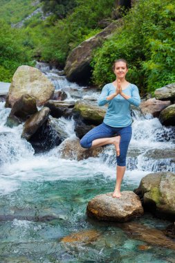 Kadın Hatha yoga denge yoga asana Vrikshasana ağacında poz şelale açık havada