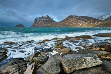 Norveç Denizi fiyort kışın kayalık kıyıları. Lofoten Adaları, Norveç