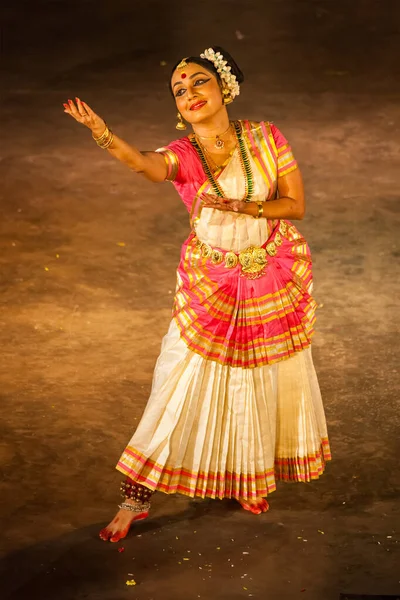 2009年12月12日 インド チェンナイで女性指数家によるモヒナタム舞踊 モヒニャタム Mohiinattam ケーララ州に起源を持つ古典的なインド舞踊 — ストック写真