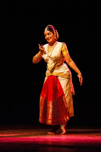 2009年8月31日 インド タミル ナードゥ州チェンナイでのバラタ ナティーム インド古典舞踊 構成要素は マハーバーラタ叙事詩のDrupadi文字を再生します — ストック写真