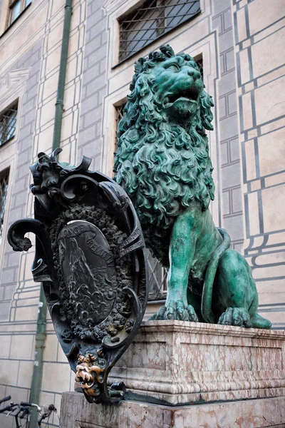 Bavarian Lion Statue Munich Alte Residenz Palace Odeonplatz Munich Bavaria — Stock Photo, Image