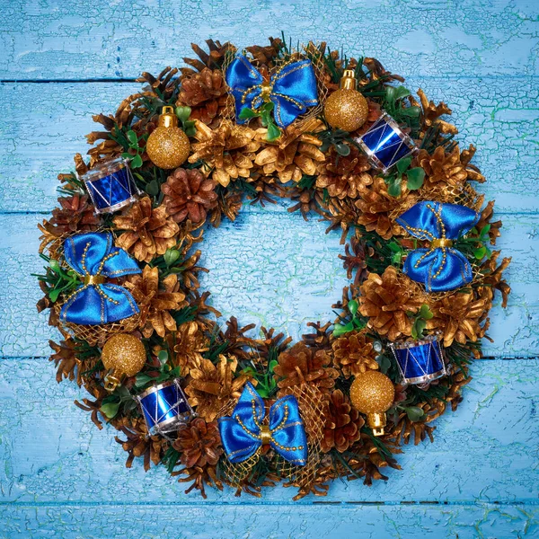 在蓝色彩绘木背景圣诞花环 — 图库照片