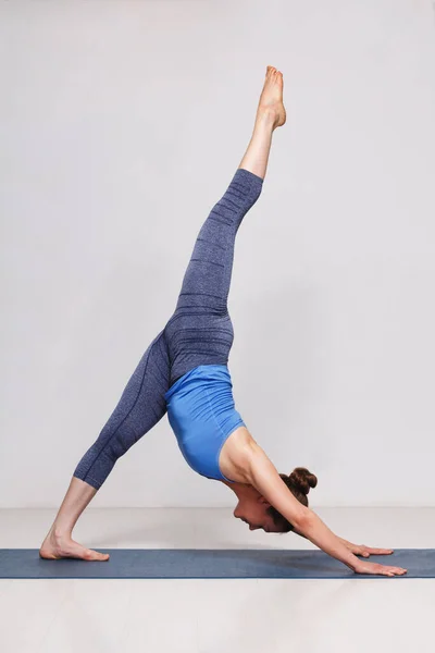 Hatha Yoga Yapan Kadın Eka Pada Adhomukha Svanasana Tek Bacaklı — Stok fotoğraf