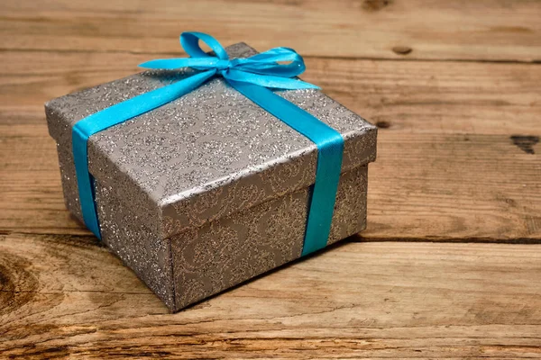 Dárkový Narozeniny Vánoční Současné Koncepce Stříbrný Box Modrou Stuhou Staré — Stock fotografie