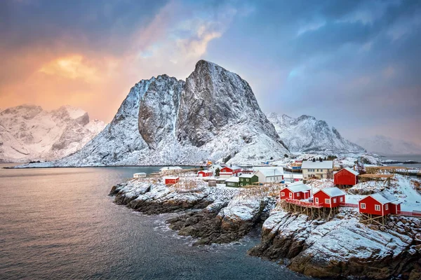 有名な観光アトラクション ハムネイ漁村 ノルウェーのロフォーテン諸島の赤がり家 日の出の冬に雪が降ると — ストック写真