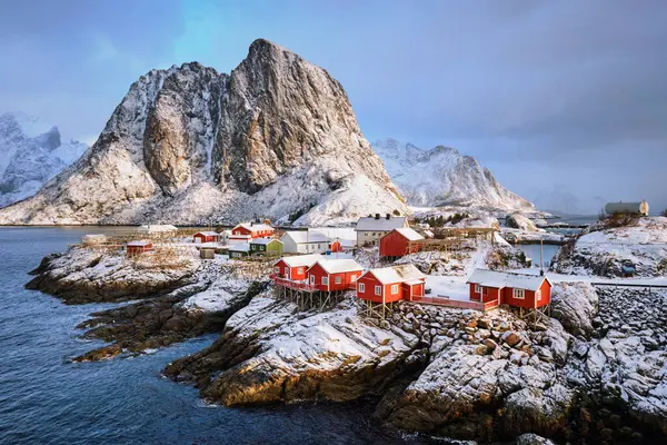 노르웨이 로포텐 제도에 어촌인 노이어 겨울에 붉은로 — 스톡 사진