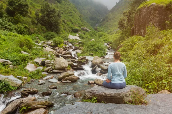 Kvinna Hatha Yoga Asana Padmasana Utomhus Tropiskt Vattenfall — Stockfoto