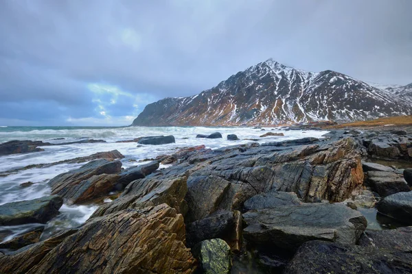 Sziklás Partján Fjord Norvég Tenger Télen Lofoten Szigetek Norvégia — Stock Fotó
