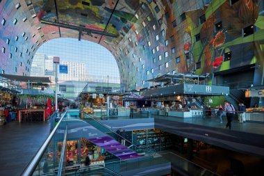 ROTTERDAM, NETHERLANDS - 11 Mayıs 2017: Market Hall Markthaal konut ve ofis binasının iç görünümü ve içinde ünlü mimarlar MVRDV tarafından tasarlanmış pazar salonu