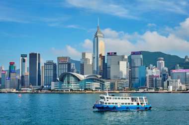 Hong Kong, Çin - 1 Mayıs 2018: günbatımında Victoria Limanı üzerindeki Hong Kong şehir merkezi gökdelenleri. Hong Kong, Çin