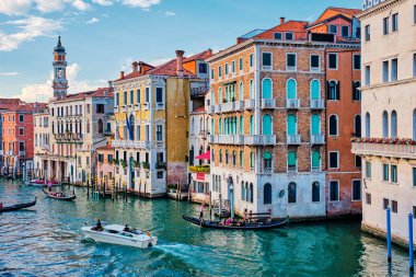 VENICE, İtalya - 27 Haziran 2018: Günbatımında tekne ve gondollu Grand Canal, Venedik, İtalya