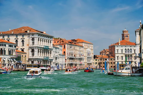 Βενετία Ιταλία Ιουλίου 2019 Σκάφη Και Γόνδολες Στο Grand Canal — Φωτογραφία Αρχείου