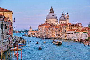 Venedik, İtalya 19 Temmuz 2019 'da Ponte dell' Accademia Köprüsü 'nden gün batımında Venedik Büyük Kanalı ve Santa Maria della Selamlama Kilisesi manzarası. Venedik, İtalya