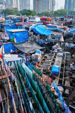 MUMBAI, INDIA - 31 Ekim 2019: Dhobi Ghat Mahalaxmi Dhobi Ghat Mumbai, Hindistan 'da çamaşırları iple kurutulan açık hava çamaşırhanesidir. Şimdi Mumbai 'nin turistik yerleri imzalanacak.