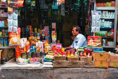 Jodhpur, Hindistan - 14 Kasım 2019: Jodhpur, Rajasthan, Hindistan 'daki dükkanında bakkal satıcısı
