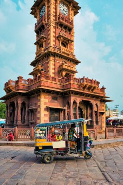 Jodhpur, Hindistan - 14 Kasım 2019: Clock Tower Ghanta Ghar yakınlarındaki Sadar pazarında Hint caddesinde trafik. Jodhpur, Rajasthan, Hindistan