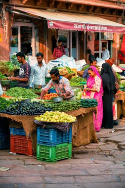 Jodhpur, Hindistan - 14 Kasım 2019: Yerli insanlar Sadar Market 'teki sebze ve meyve pazarından gıda alışverişi yapıyorlar. Jodhpur, Rajasthan, Hindistan