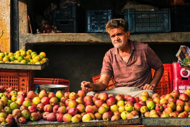 Jodhpur, Hindistan - 14 Kasım 2019: Sadar Market 'te elma satan bir meyve satıcısı. Jodhpur, Rajasthan, Hindistan