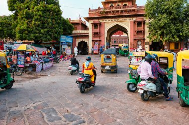 Jodhpur, Hindistan - 14 Kasım 2019: Jodhpur, Rajasthan, Hindistan 'daki Sardqar Pazarı' nın kapılarından trafik