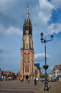 Delft, Hollanda - 12 Mayıs 2017: Nieuwe Kerk New Church Delft Market Meydanı 'ndaki Protestan Kilisesi Delft, Hollanda