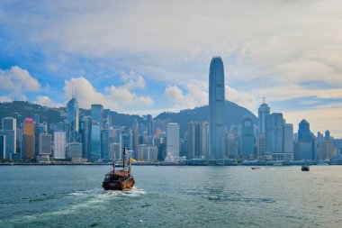 Hong Kong, Çin - 1 Mayıs 2018: günbatımında Victoria Limanı üzerindeki Hong Kong şehir merkezi gökdelenleri. Hong Kong, Çin