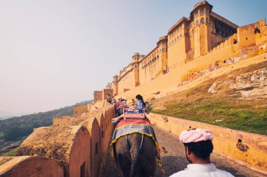Amer, Hindistan - 2 Kasım 2019: Hindistan 'ın Rajasthan kentindeki Amer (Amber) kalesine tırmanan fillere binen turistlerin FPV bakış açısı. Amer Kalesi ünlü bir turistik yerdir.