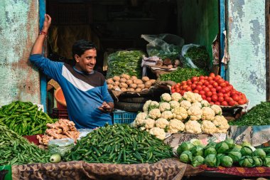 Jodhpur, Hindistan - 14 Kasım 2019: Sebze satıcısı Sadar Market 'teki dükkanını gülerek kapattı. Jodhpur, Rajasthan, Hindistan