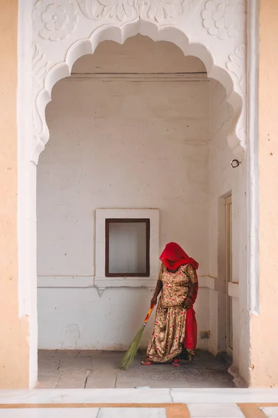 Jodhpur 2019年11月13日 在Mehrangarh要塞 身穿印度拉贾斯坦邦传统服装的妇女用扫帚清扫和清洁地面 Jodhpur Rajasthan India — 图库照片