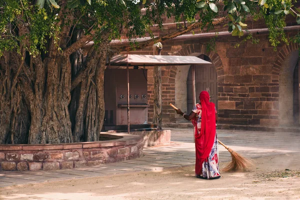 Jodhpur Indie Listopada 2019 Kobieta Tradycyjnych Indyjskich Ubraniach Rajasthani Zamiatanie — Zdjęcie stockowe